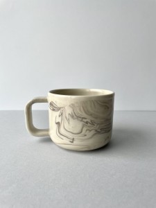 MARBLE Kubek 400 ml kwadratowe ucho połysk 